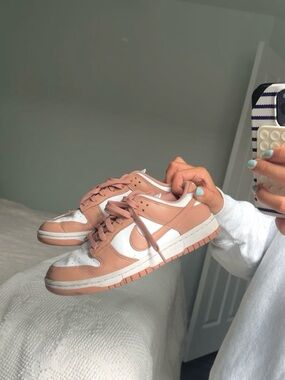 Nike Women's Low-Top dunks in rose and White